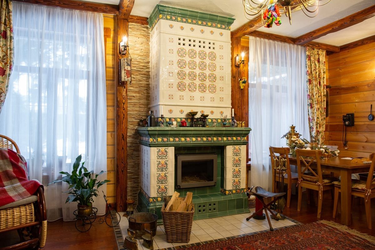 Von niederländischen Kacheln inspirierter Kamin
